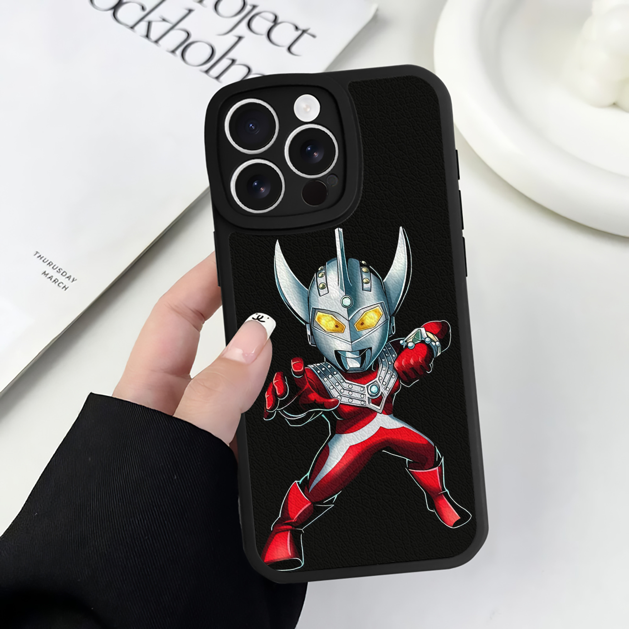 （画像用） ウルトラマン Ultraman 【iPhone 16シリーズ対応】シリコンスマホケース（レザー調） 材質：シリコン